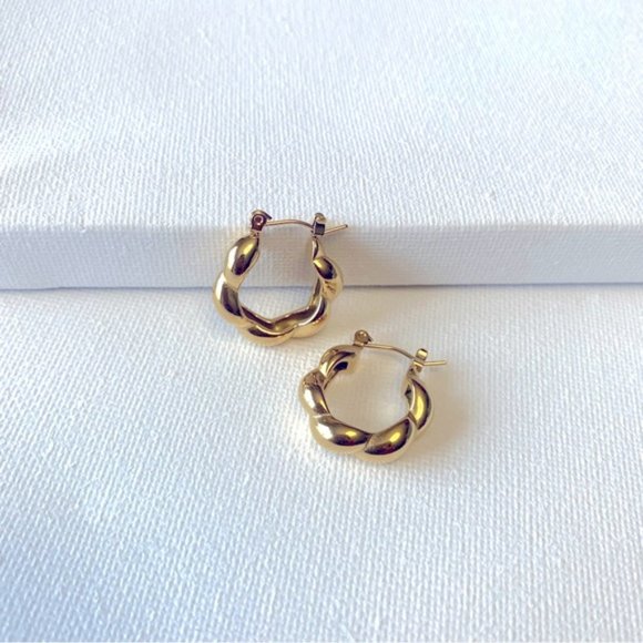 18k Gold Plated Elegant Minimalist textured Hoop Earrings - Picture 9 of 10